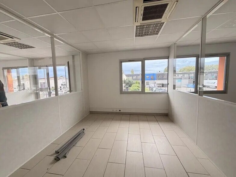 Bureau dans Décines-Charpieu à louer - Photo intérieure – Image 3 sur 7