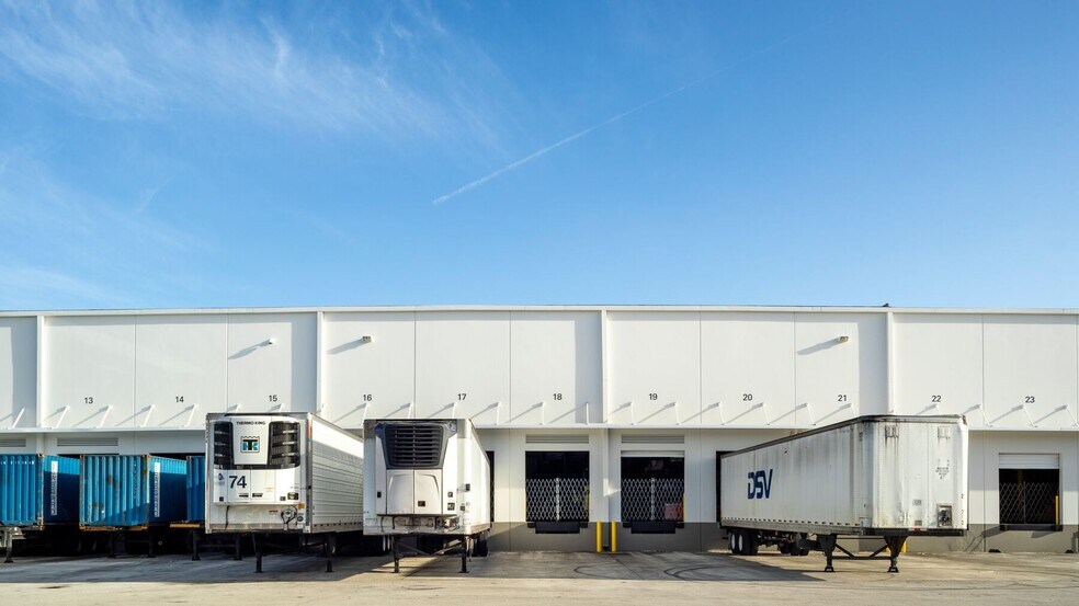 12200 NW 25th St, Miami, FL à louer - Photo de l’immeuble – Image 3 sur 12