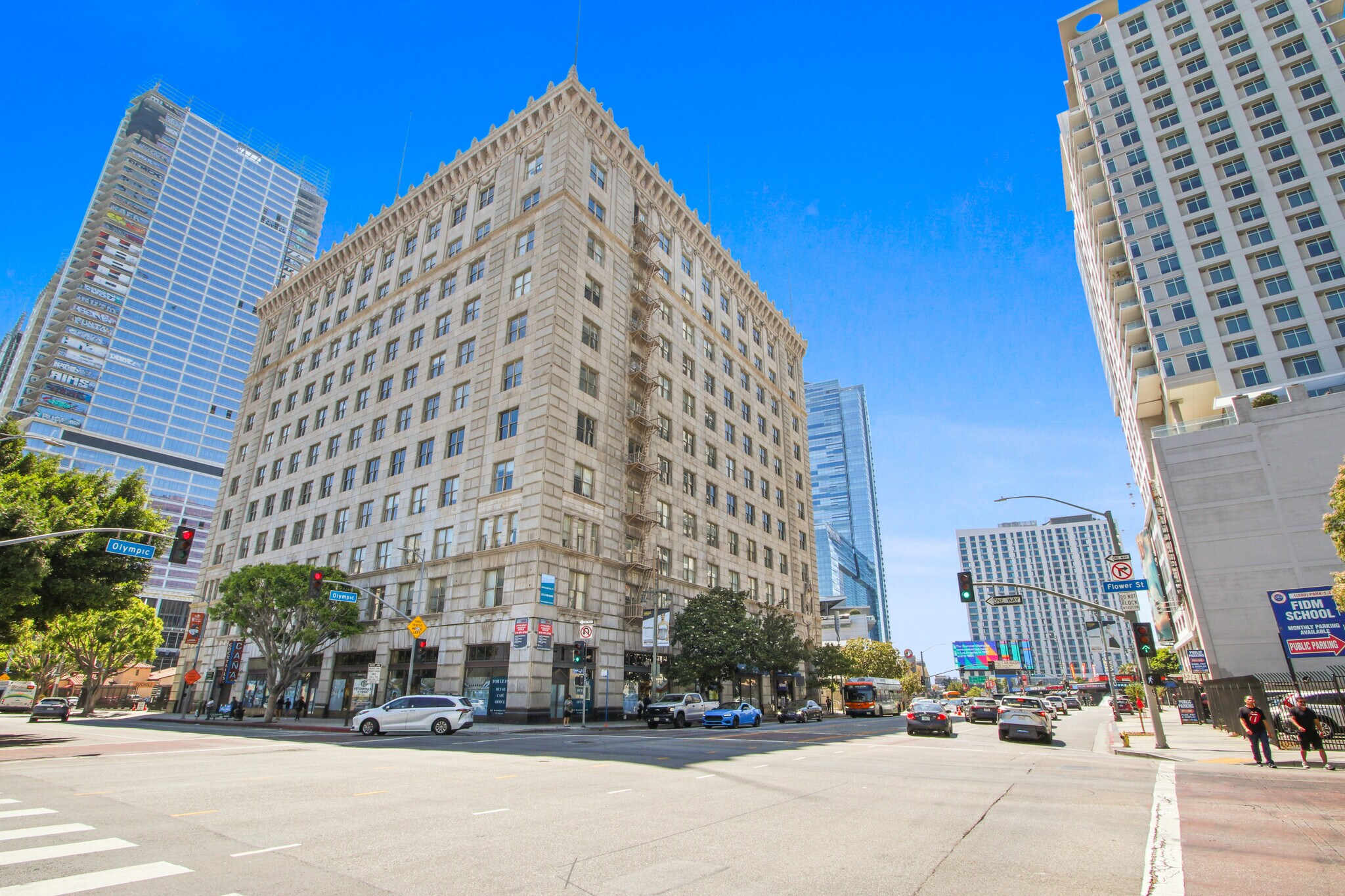 710-714 W Olympic Blvd, Los Angeles, CA à louer Photo de l’immeuble– Image 1 sur 11