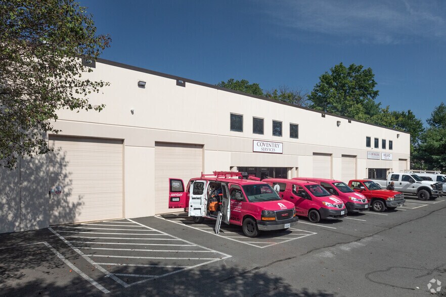 14740 Flint Lee Rd, Chantilly, VA à louer - Photo de l’immeuble – Image 3 sur 7