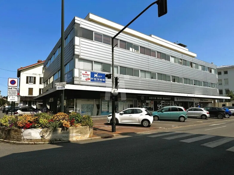 Bureau dans Corbeil-Essonnes à louer - Photo de l’immeuble – Image 1 sur 10
