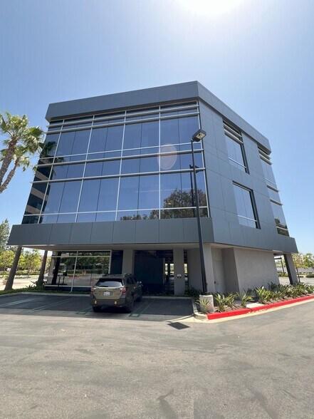 1375 Dove St, Newport Beach, CA à louer - Photo de l’immeuble – Image 3 sur 14