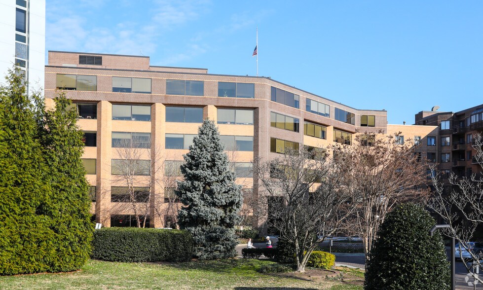 2115 Wisconsin Ave NW, Washington, DC à louer - Photo de l’immeuble – Image 3 sur 6