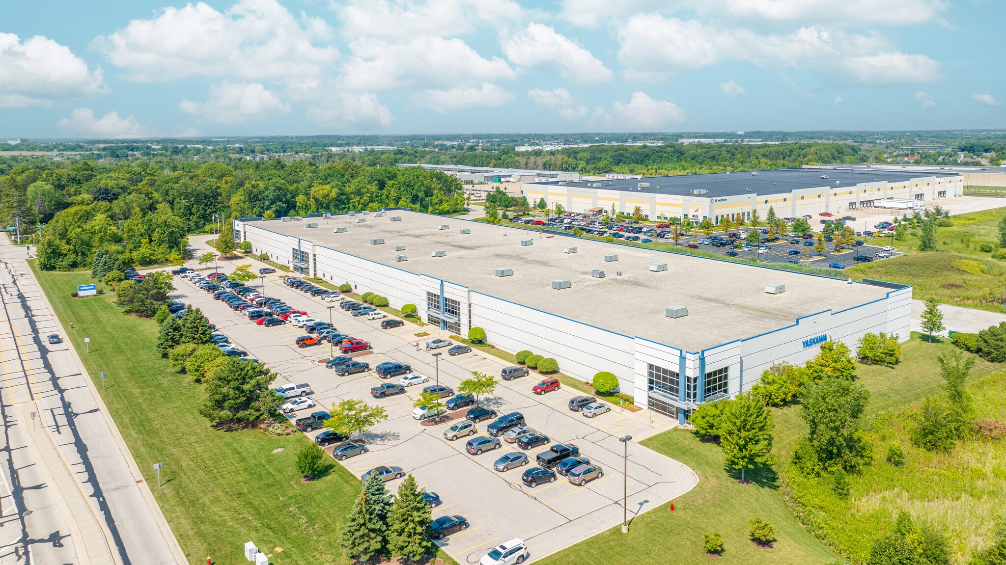 100 W Oakwood Rd, Oak Creek, WI à louer Photo de l’immeuble– Image 1 sur 2