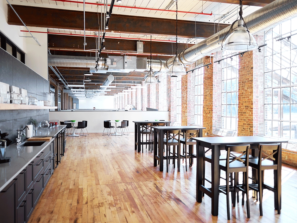 1250 Revolution Mill Dr, Greensboro, NC à louer Photo principale– Image 1 sur 13