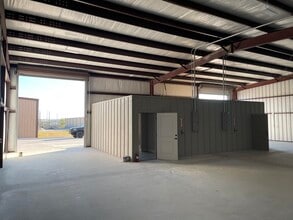 7977 Old Bastrop Rd, New Braunfels, TX à louer Photo de l’immeuble– Image 2 sur 3