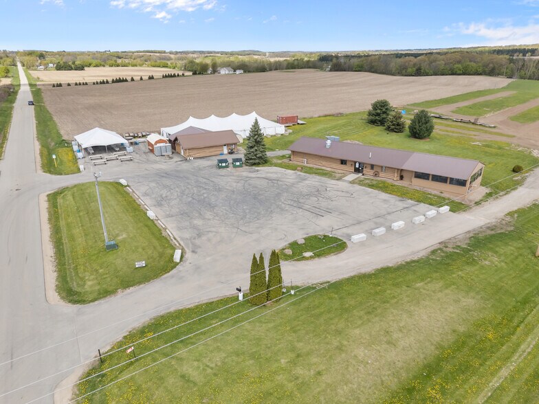 8826 Grams Rd, Ripon, WI à vendre - Photo principale – Image 1 sur 44
