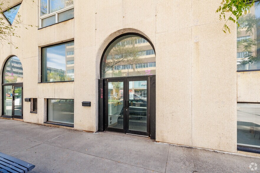 270 Rue Chabanel O, Montréal, QC à louer - Photo de l’immeuble – Image 3 sur 3