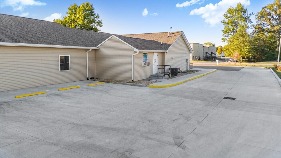 925 Hendricks Dr, Lebanon, IN à vendre - Photo de l’immeuble – Image 3 sur 49