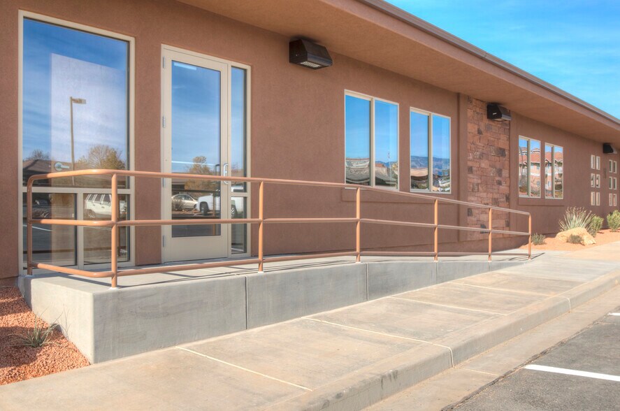 230 N 1680 E, Saint George, UT à louer - Photo de l’immeuble – Image 3 sur 10