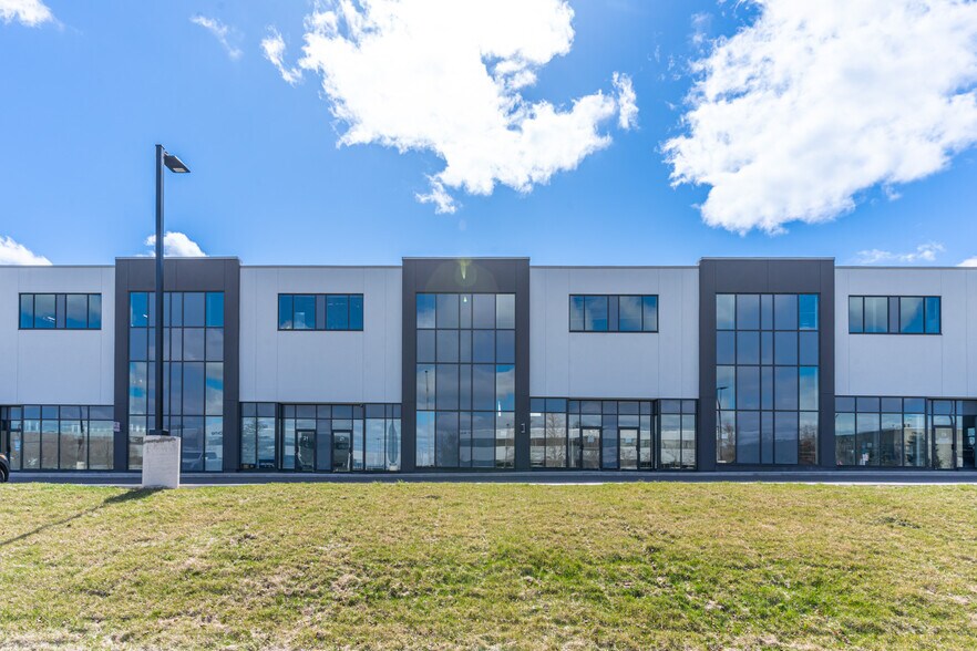 5270 Solar Dr, Mississauga, ON à louer - Photo de l’immeuble – Image 2 sur 3