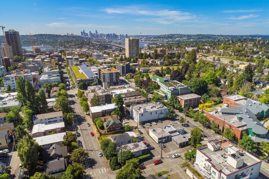 5045 11th Ave NE, Seattle, WA à vendre - Photo de l’immeuble – Image 3 sur 8