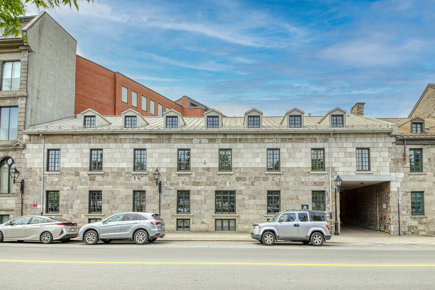 321 Rue de la Commune O, Montréal, QC à louer - Photo de l’immeuble – Image 3 sur 3
