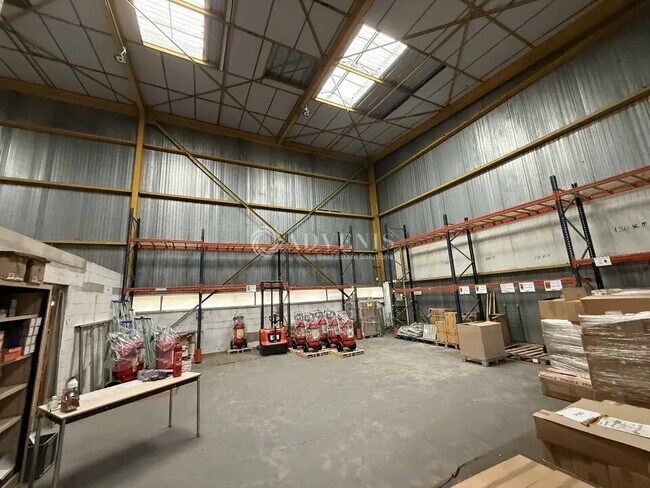 Plus de détails pour Local d'activités à louer