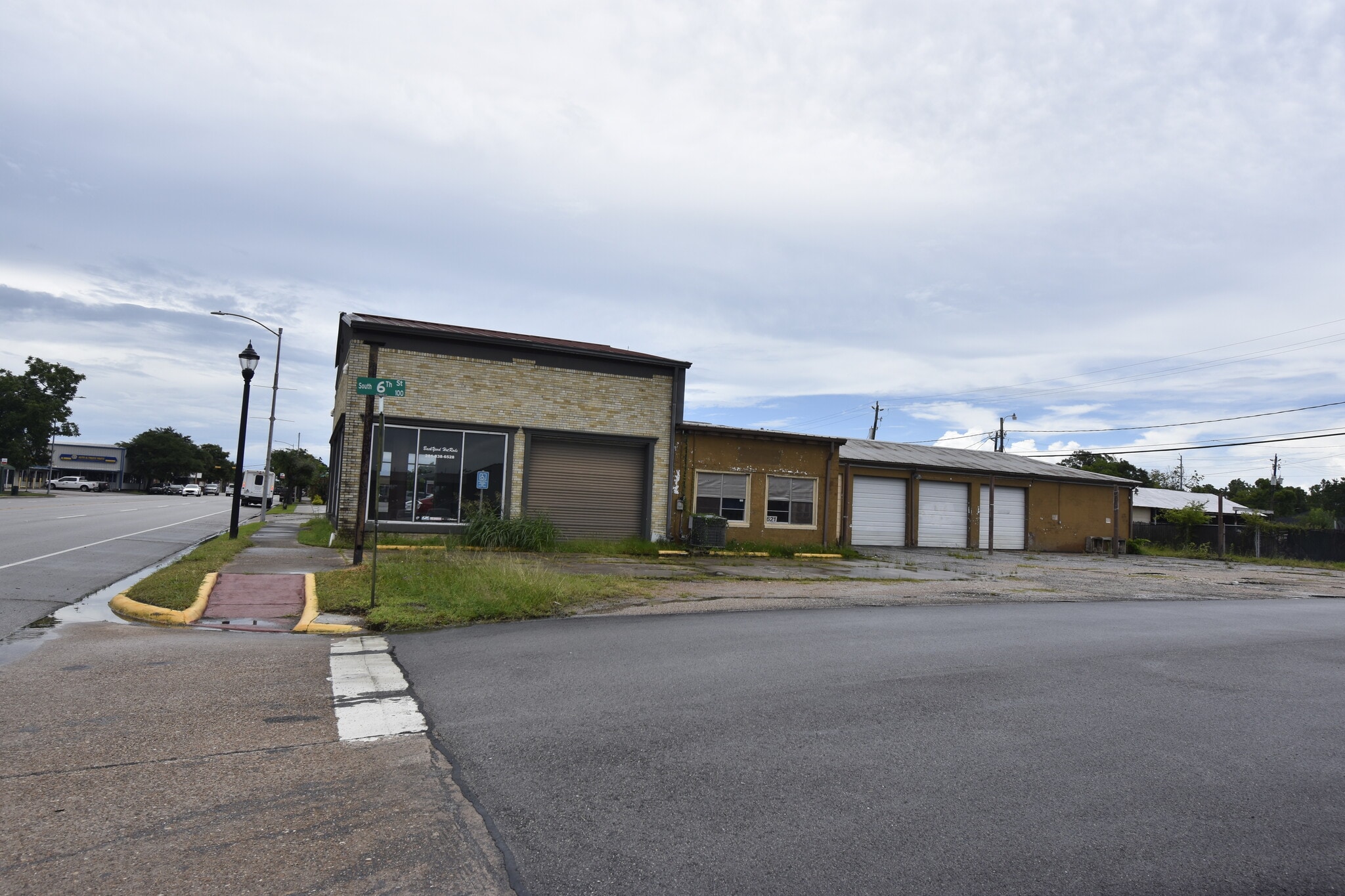 621 W Main St, La Porte, TX à louer Photo de l’immeuble– Image 1 sur 55