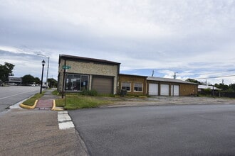 621 W Main St, La Porte, TX à louer Photo de l’immeuble– Image 1 sur 55
