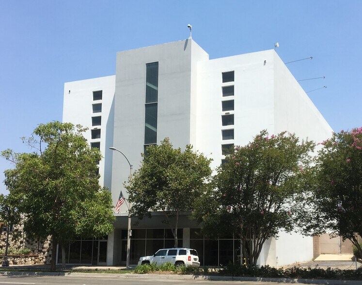 33-37 W Huntington Dr, Arcadia, CA à louer - Photo de l’immeuble – Image 1 sur 9