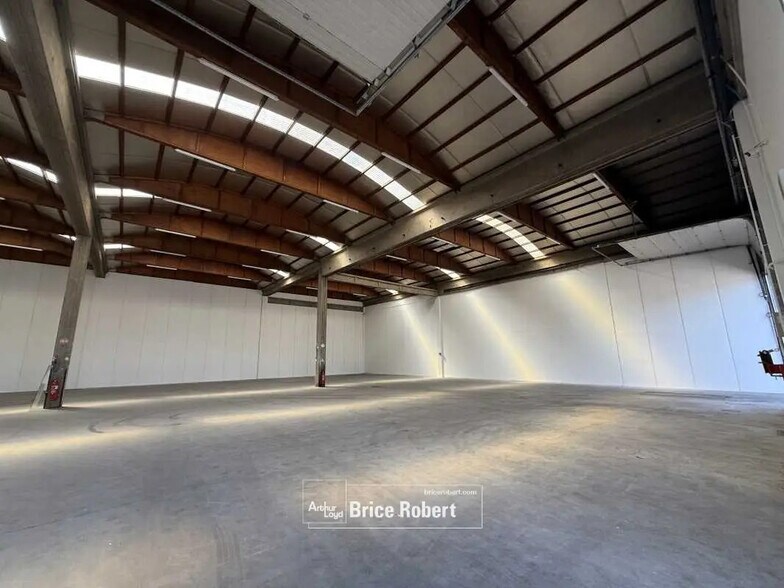 Local d’activités dans Saint-Priest à louer - Photo de l’immeuble – Image 2 sur 6