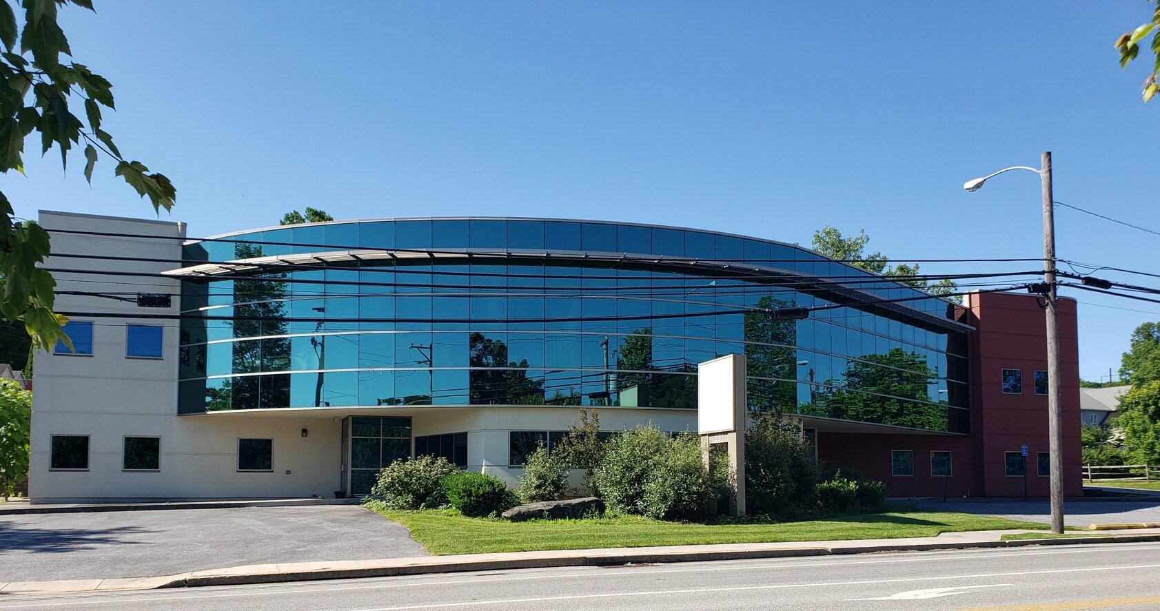 330 Lancaster Ave, Malvern, PA à louer Photo de l’immeuble– Image 1 sur 9