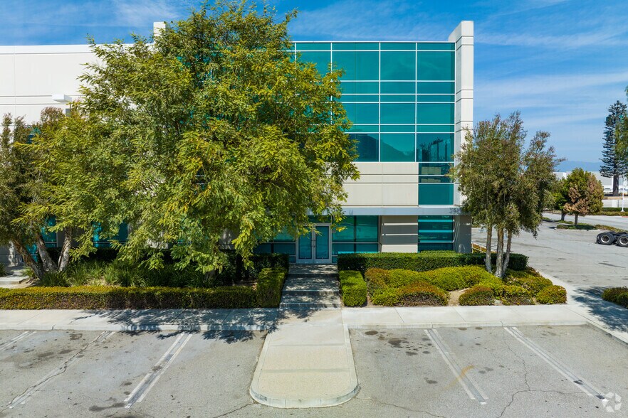 10681 Production Ave, Fontana, CA à louer - Photo principale – Image 1 sur 33
