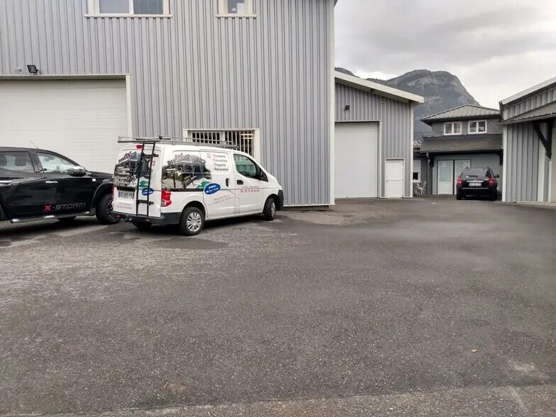 Local d’activités dans Saint-Jeoire-Prieuré à louer - Photo de l’immeuble – Image 3 sur 6