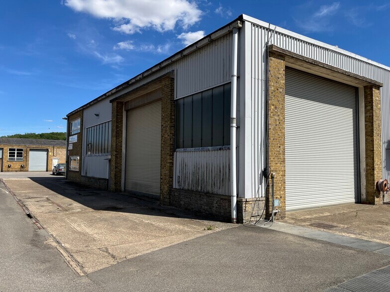 42 Wrest Park, Silsoe à louer - Photo de l’immeuble – Image 3 sur 27