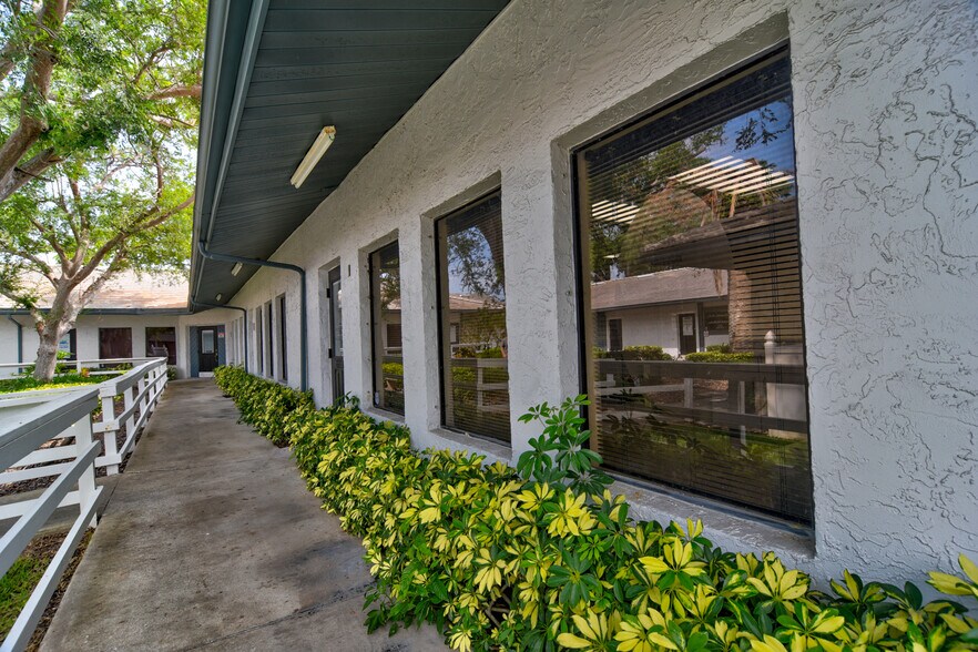 3275 66th St N, Saint Petersburg, FL à vendre - Photo de l’immeuble – Image 2 sur 45