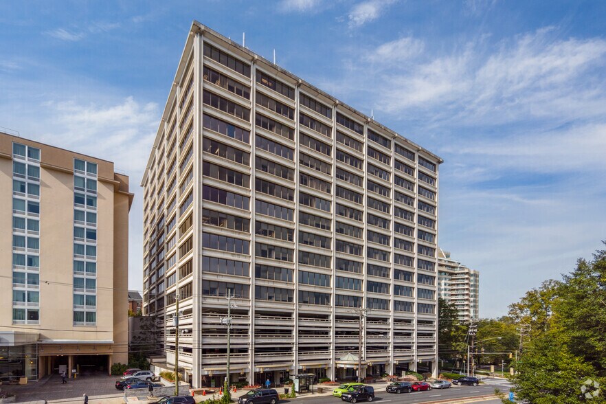 5530 Wisconsin Ave, Chevy Chase, MD à louer - Photo de l’immeuble – Image 2 sur 5