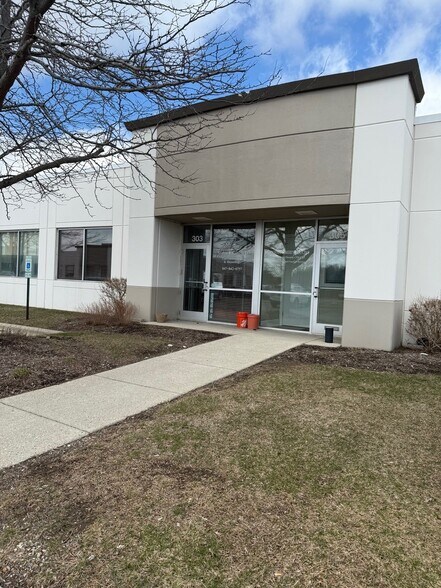 22285 N Pepper Rd, Lake Barrington, IL à louer - Photo de l’immeuble – Image 1 sur 1