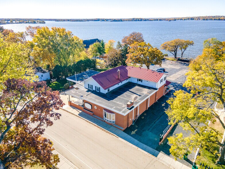 12 N Pistakee Lake Rd, Fox Lake, IL à louer - Photo de l’immeuble – Image 2 sur 9
