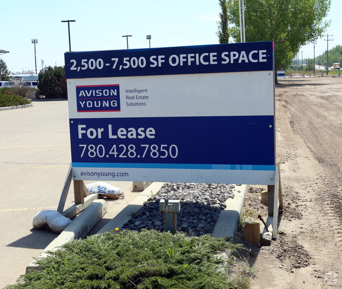 11211 Winterburn Rd NW, Edmonton, AB à louer - Photo de l’immeuble – Image 3 sur 18