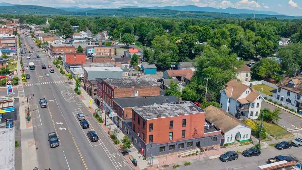 666 Broadway, Kingston, NY à vendre - Photo de l’immeuble – Image 2 sur 52