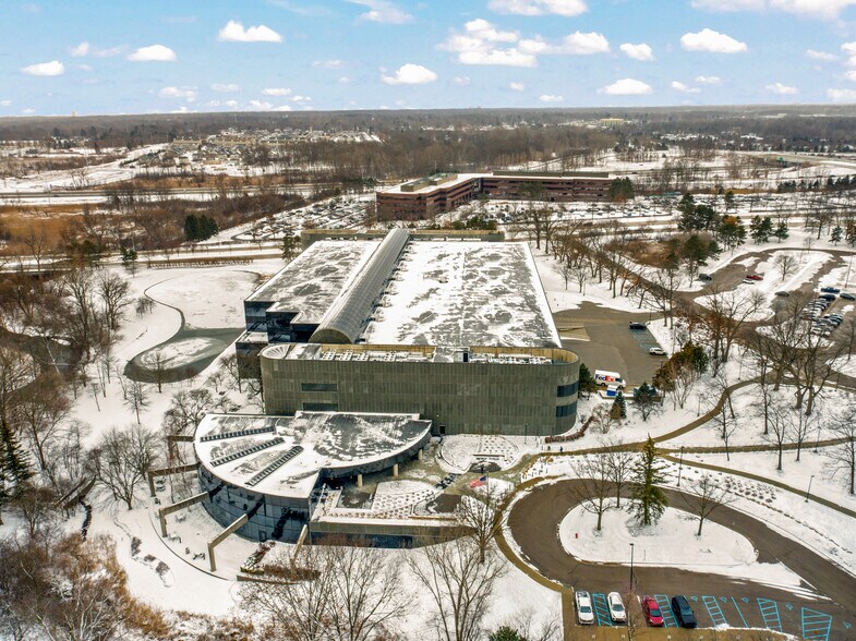 3701 Hamlin Rd, Auburn Hills, MI à louer - Photo de l’immeuble – Image 2 sur 16