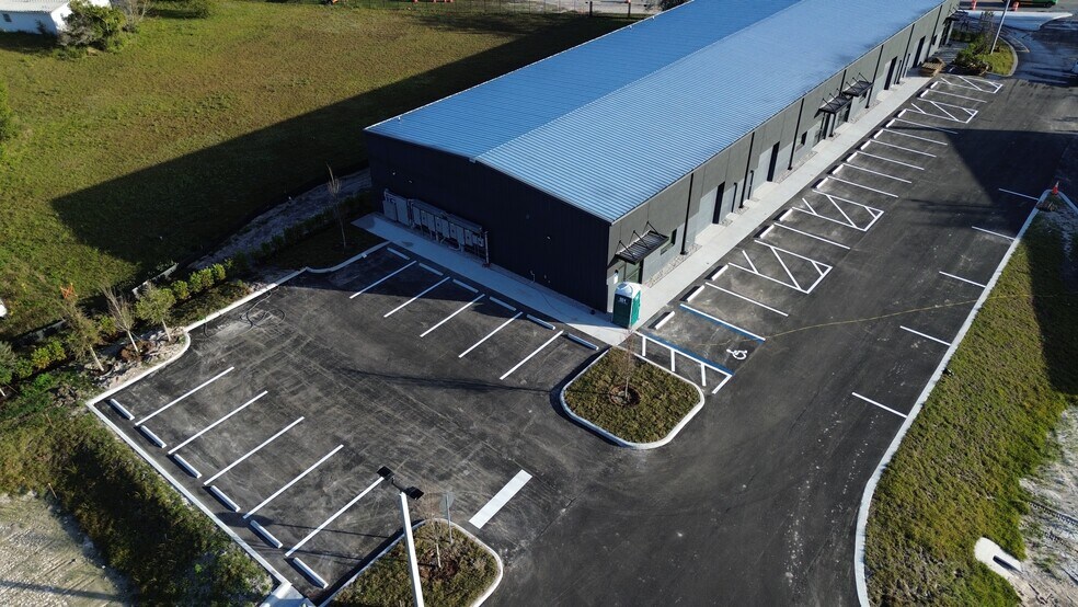 2040 Apopka Blvd, Apopka, FL à louer - Photo de l’immeuble – Image 2 sur 4