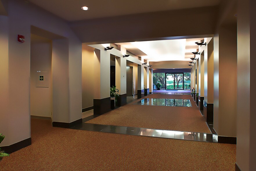 12977 N 40 Dr, Creve Coeur, MO à louer - Photo intérieure – Image 3 sur 15