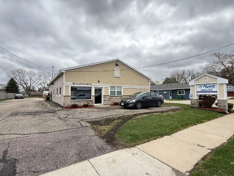 245 Clarmar Dr, Sun Prairie, WI à vendre - Photo de l’immeuble – Image 3 sur 18
