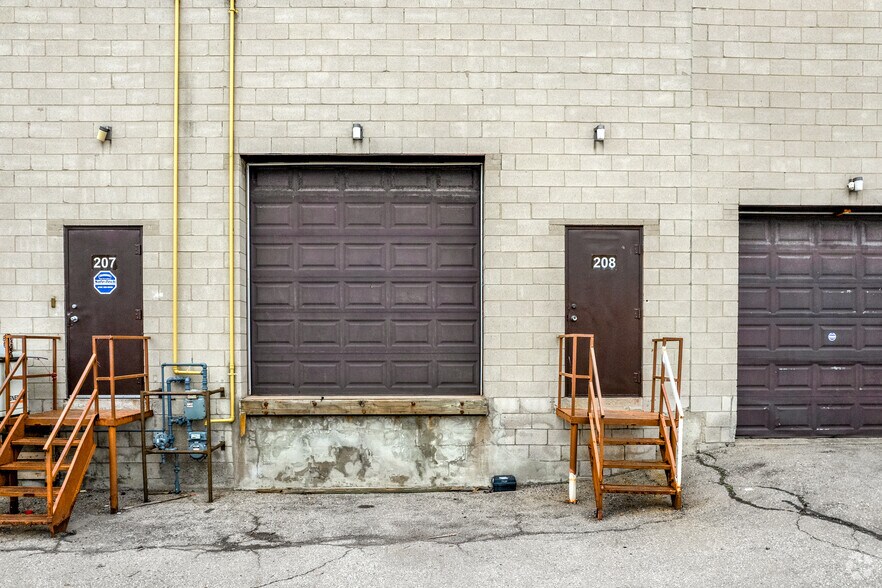 215 Carlingview Dr, Toronto, ON à louer - Photo de l’immeuble – Image 3 sur 11