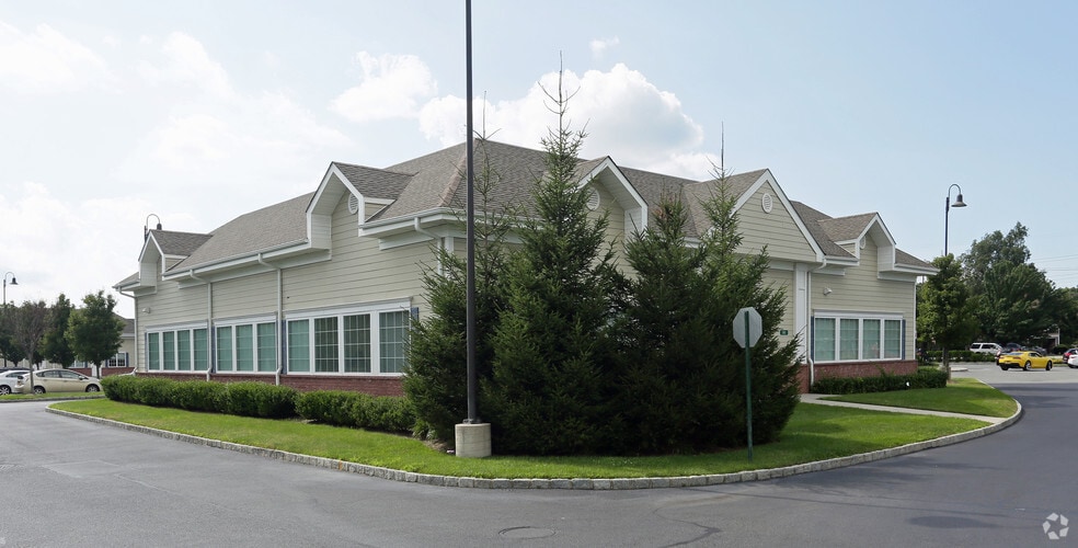 620 Route 25A, Mount Sinai, NY à louer - Photo de l’immeuble – Image 2 sur 9