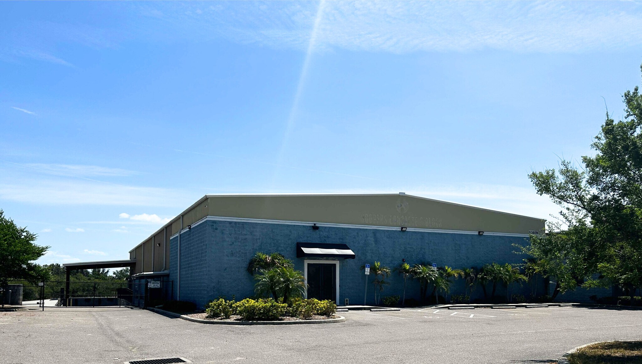 13809 Monroes Business Park, Tampa, FL à louer Photo principale– Image 1 sur 8