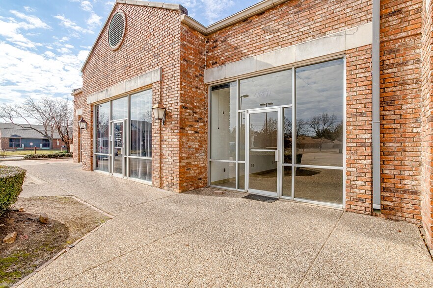 2430 N Davis Dr, Arlington, TX à louer - Photo de l’immeuble – Image 2 sur 5