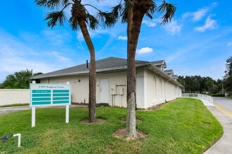 1599 Tropical Ct, Tavares, FL à louer Photo de l’immeuble– Image 2 sur 7