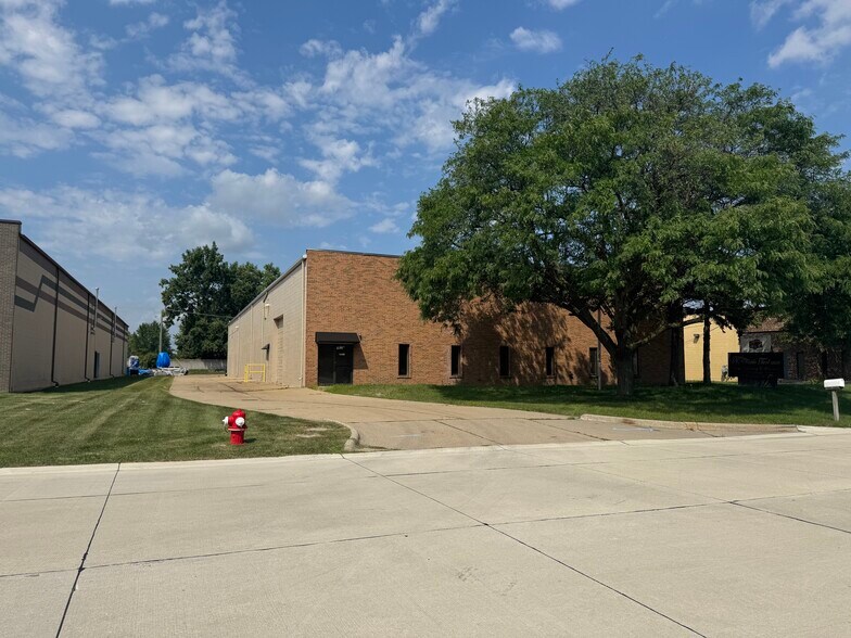 40715 Brentwood Dr, Sterling Heights, MI à vendre - Photo de l’immeuble – Image 2 sur 6