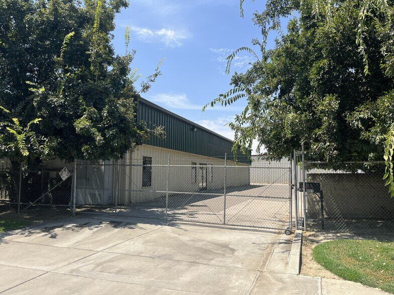 1347 N Century Ave, Visalia, CA à louer - Photo de l’immeuble – Image 2 sur 11