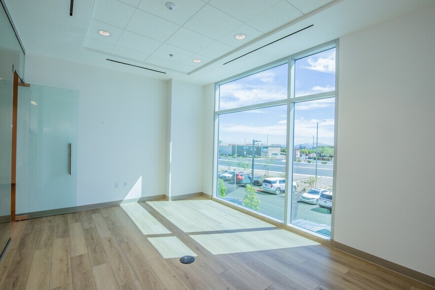 6565 S Buffalo Dr, Las Vegas, NV à louer - Photo de l’immeuble – Image 2 sur 25
