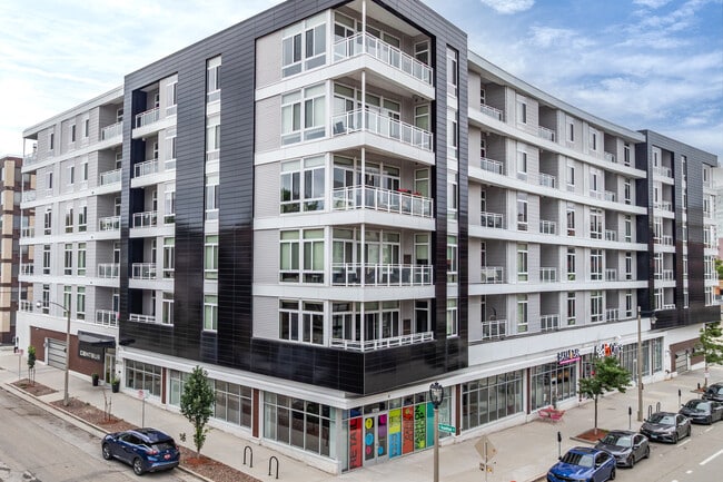 Plus de détails pour 2111 E Ivanhoe Pl, Milwaukee, WI - Local commercial à louer