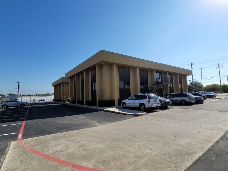 433 Kitty Hawk Rd, Universal City, TX à louer - Photo de l’immeuble – Image 2 sur 11