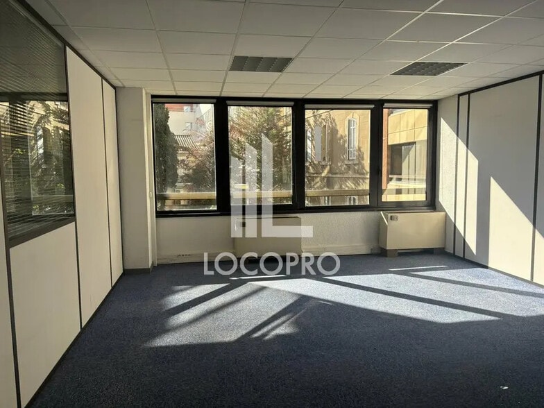 Bureau dans Marseille à louer - Photo de l’immeuble – Image 2 sur 4