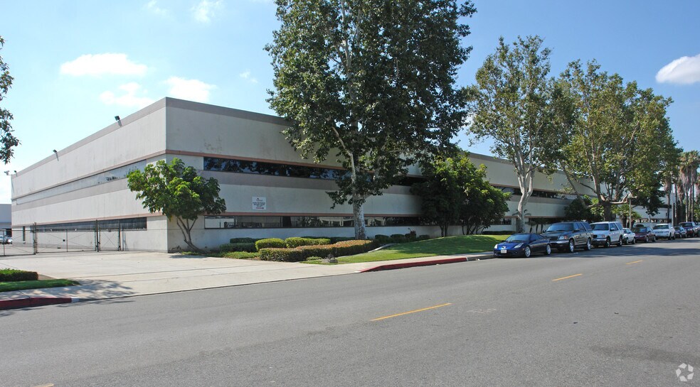 2410 Yates Ave, Commerce, CA à louer - Photo de l’immeuble – Image 1 sur 2
