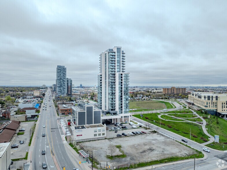15 Lynch St, Brampton, ON à louer - Photo de l’immeuble – Image 2 sur 5