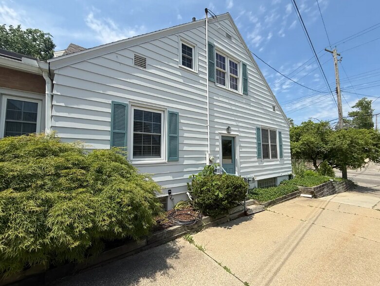 415 W Grand River Ave, East Lansing, MI à vendre - Photo de l’immeuble – Image 2 sur 20